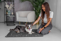 Legowisko mata dla psa Welsti ciemna szara srebrne kości i łapki L 100x70 antypoślizgowa