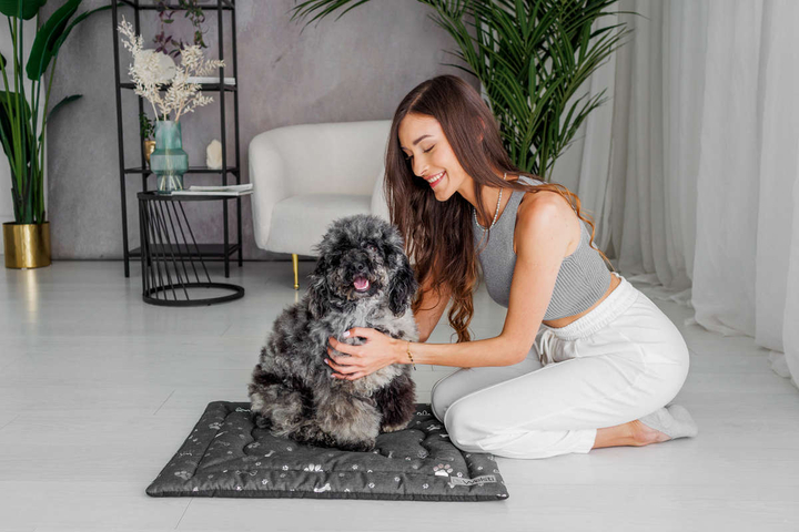 Legowisko mata dla psa Welsti ciemna szara srebrne kości i łapki M 70x50 wigofil