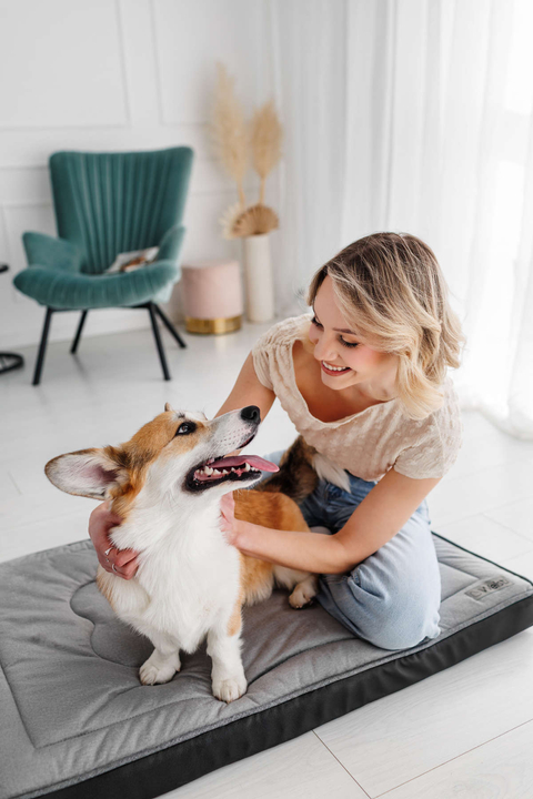 Legowisko materac dla psa Welsti ciemny szary srebrne kości i łapki L 100x70 antypoślizgowy