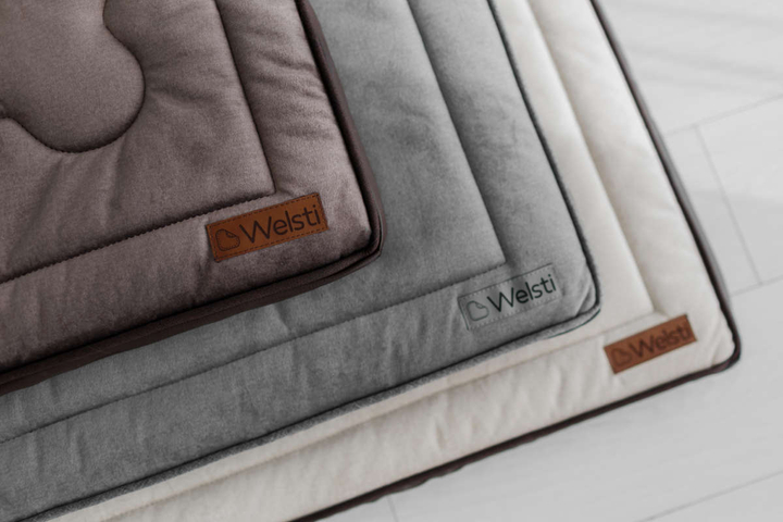 Legowisko materac dla psa Welsti ciemny szary srebrne kości i łapki L 100x70 antypoślizgowy