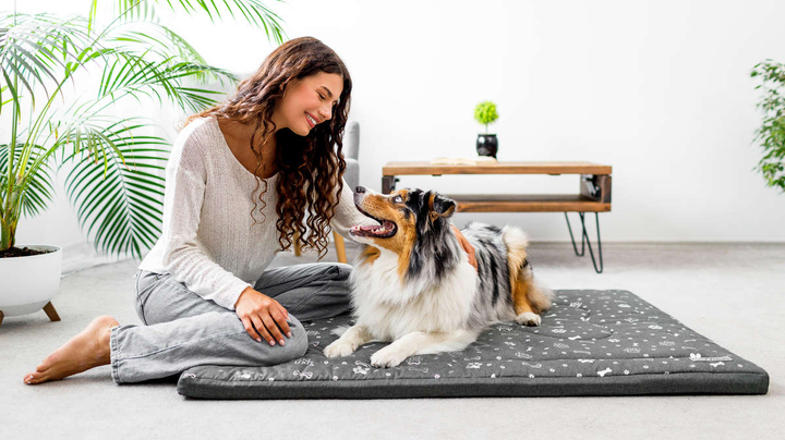 Legowisko materac dla psa Welsti ciemny szary srebrne kości i łapki XL 130x90 wigofil