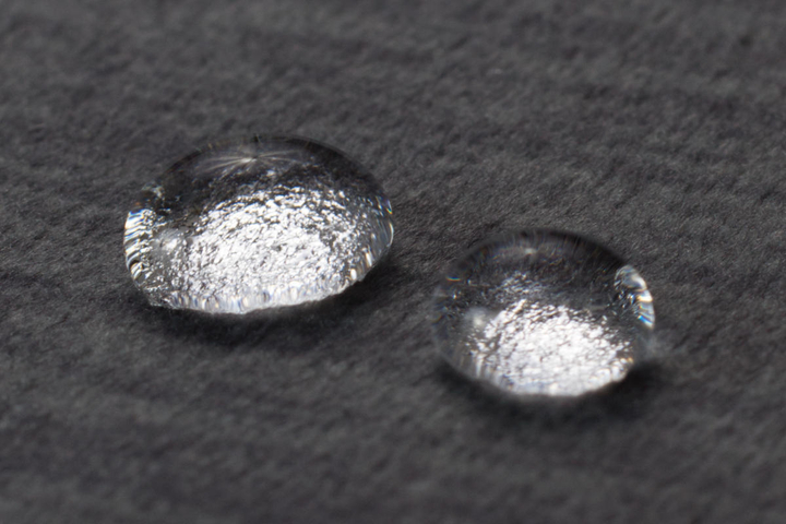 Legowisko materac dla psa Welsti ciemny szary srebrne kości i łapki L 100x70 antypoślizgowy