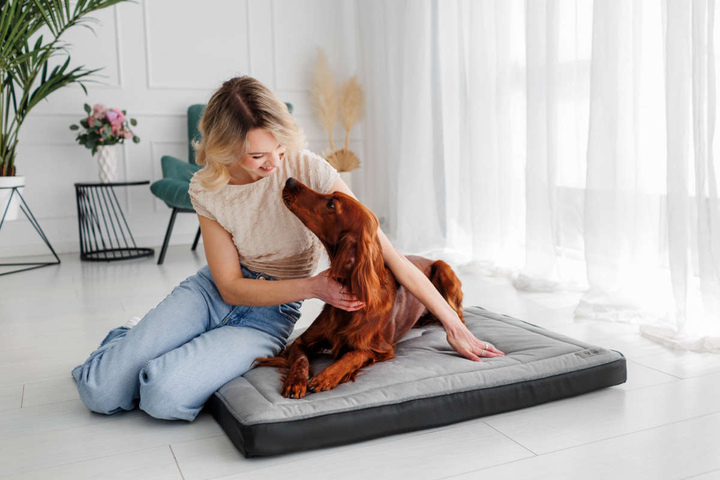 Legowisko materac dla psa Welsti ciemny szary srebrne kości i łapki L 100x70 antypoślizgowy