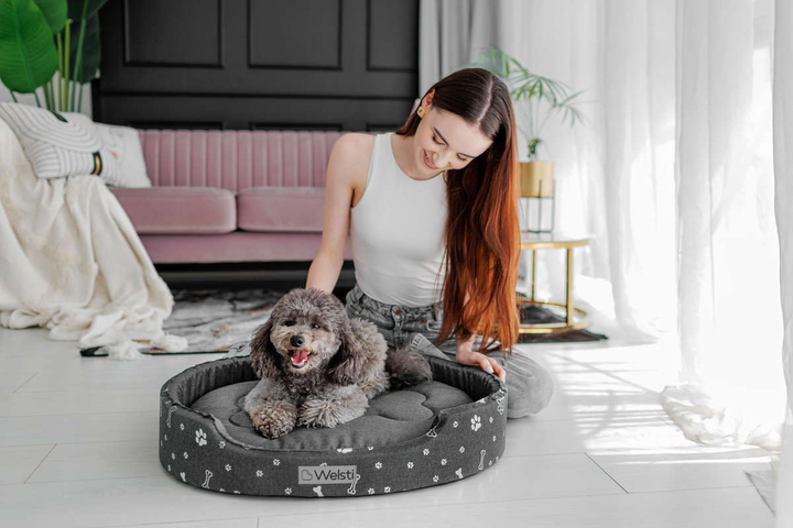 Owalne legowisko kojec dla psa Welsti ciemny szary srebrne kości i łapki L 68x55 antypoślizgowy