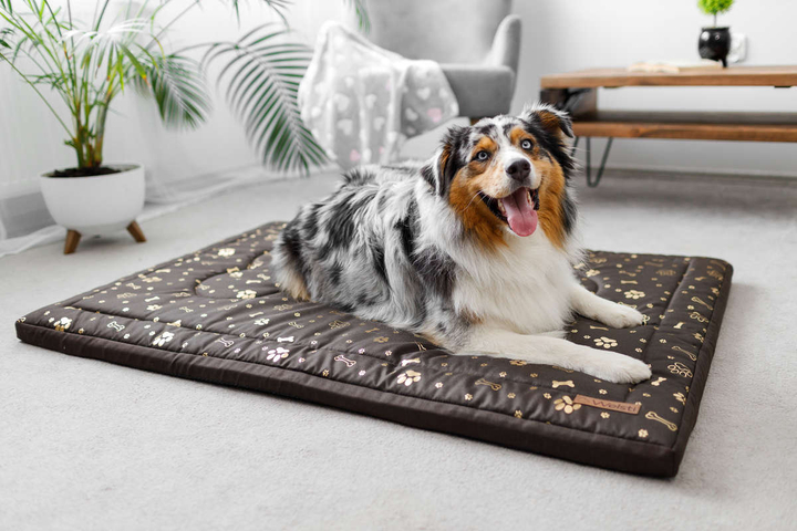 Legowisko materac dla psa Welsti brązowy złote kości i łapki XL 130x90 wigofil