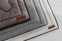 Legowisko materac dla psa Welsti ciemny szary srebrne kości i łapki M 70x50 antypoślizgowy