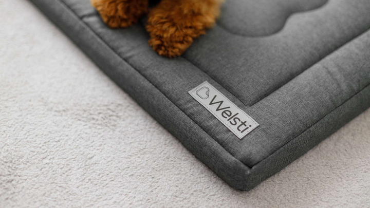 Legowisko materac dla psa Welsti ciemny szary gładki kość M 70x50 wigofil