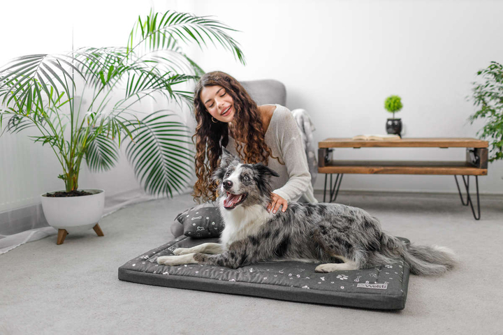 Legowisko materac dla psa Welsti ciemny szary srebrne kości i łapki L 100x70 antypoślizgowy