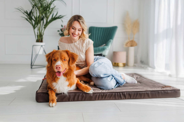 Legowisko materac dla psa Welsti ciemny szary srebrne kości i łapki XL 130x90 antypoślizgowy