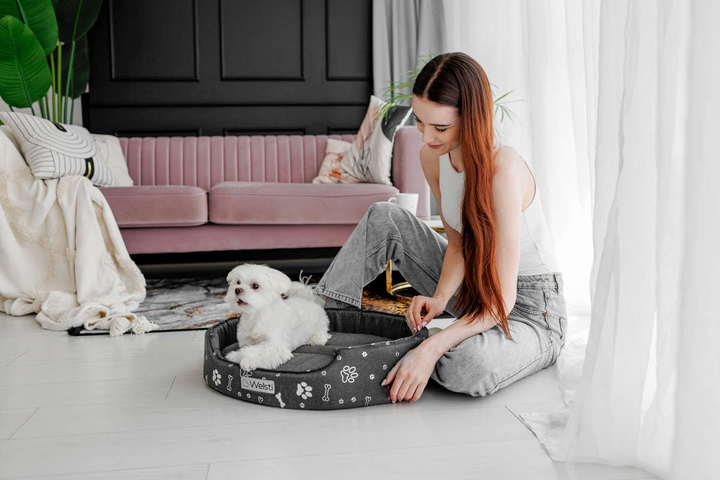 Owalne legowisko kojec dla psa Welsti ciemny szary srebrne kości i łapki M 58x47 antypoślizgowy