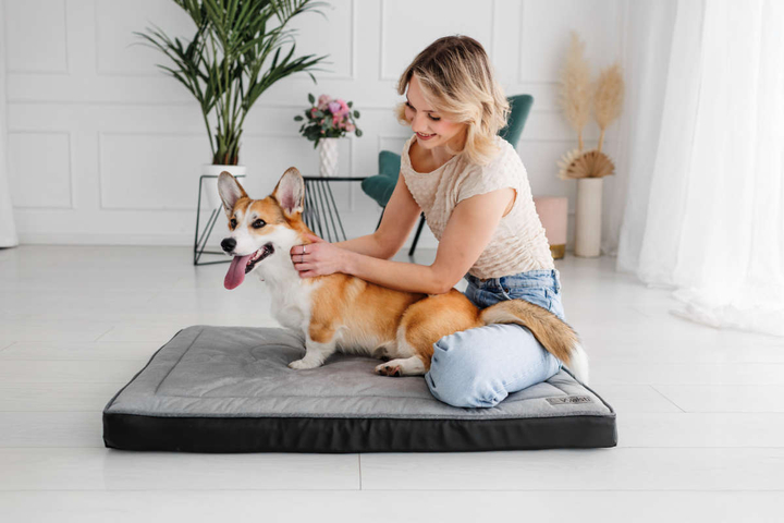 Legowisko materac dla psa Welsti ciemny szary srebrne kości i łapki L 100x70 antypoślizgowy