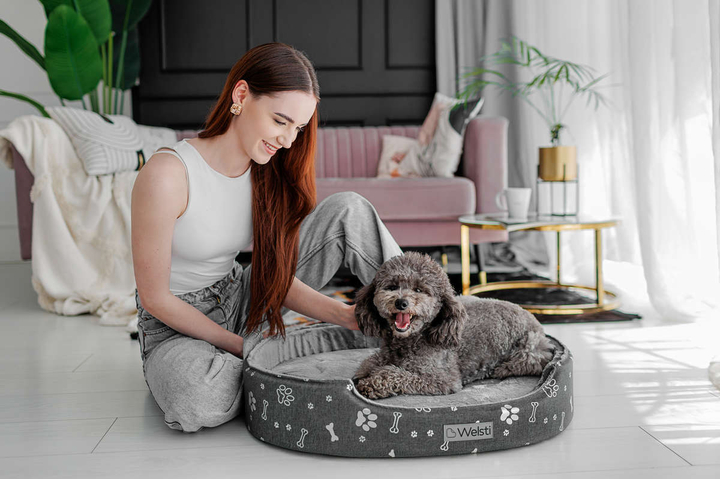 Owalne legowisko kojec dla psa Welsti ciemny szary srebrne kości i łapki L 68x55 antypoślizgowy