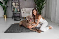 Legowisko mata dla psa Welsti ciemna szara srebrne kości i łapki XL 130x90 wigofil