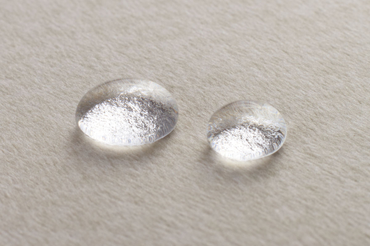 Legowisko materac dla psa Welsti ciemny szary srebrne kości i łapki M 70x50 antypoślizgowy