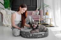 Owalne legowisko kojec dla psa Welsti ciemny szary srebrne kości i łapki L 68x55 antypoślizgowy