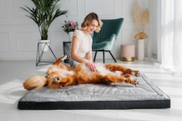 Legowisko materac dla psa Welsti ciemny szary srebrne kości i łapki XL 130x90 antypoślizgowy